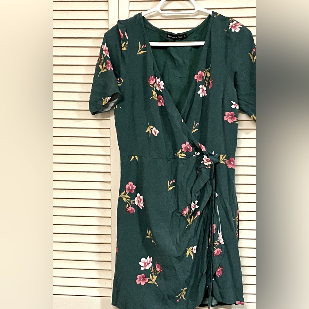 Super cute ladies wrap dress